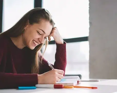 Studenten met pen in boek